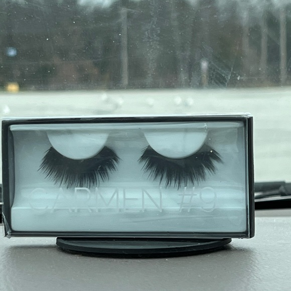 Huda Beauty Lashes - Picture 6 of 7